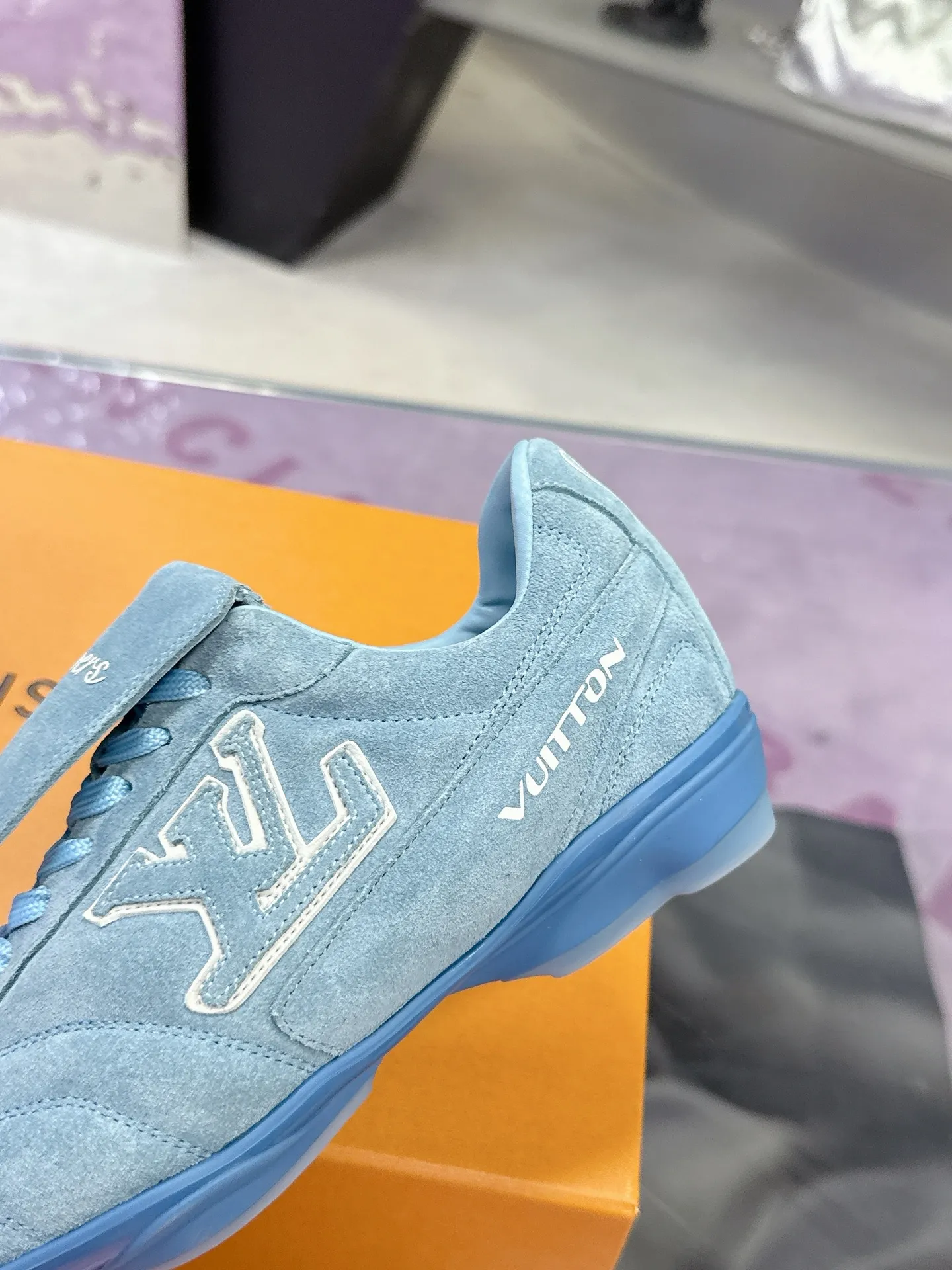 Factory price: 700💰 2025 new LV sneakers for couples, 🔥🔥🔥You will look fashionable when you wear them ❤️ LV football shoe series 💗 This Footprint Soccer sneaker was unveiled in the 2025 spring and summer series fashion show. It is the first sneaker designed by Pharrell Williams inspired by football shoes. The shoes are inspired by football, a sport that spans generations and cultures💎, echoing the theme of unity and universal participation in the 2025 spring and summer series fashion show. The shoe is known for its sleek design, with the dynamic IV Initials logo embellished on the side, the Lvers United emblem inspired by the football team on the tongue, and the sole patterned rubber sole decorated with multiple Louis Vuitton logos. Stylish and casual wear, a trend-setter in the fashion industry. Made of imported cowhide with full craftsmanship💓 Number of sizes (women’s 35-41, women’s 41 customized) (men’s 39-46, 45-46 customized)